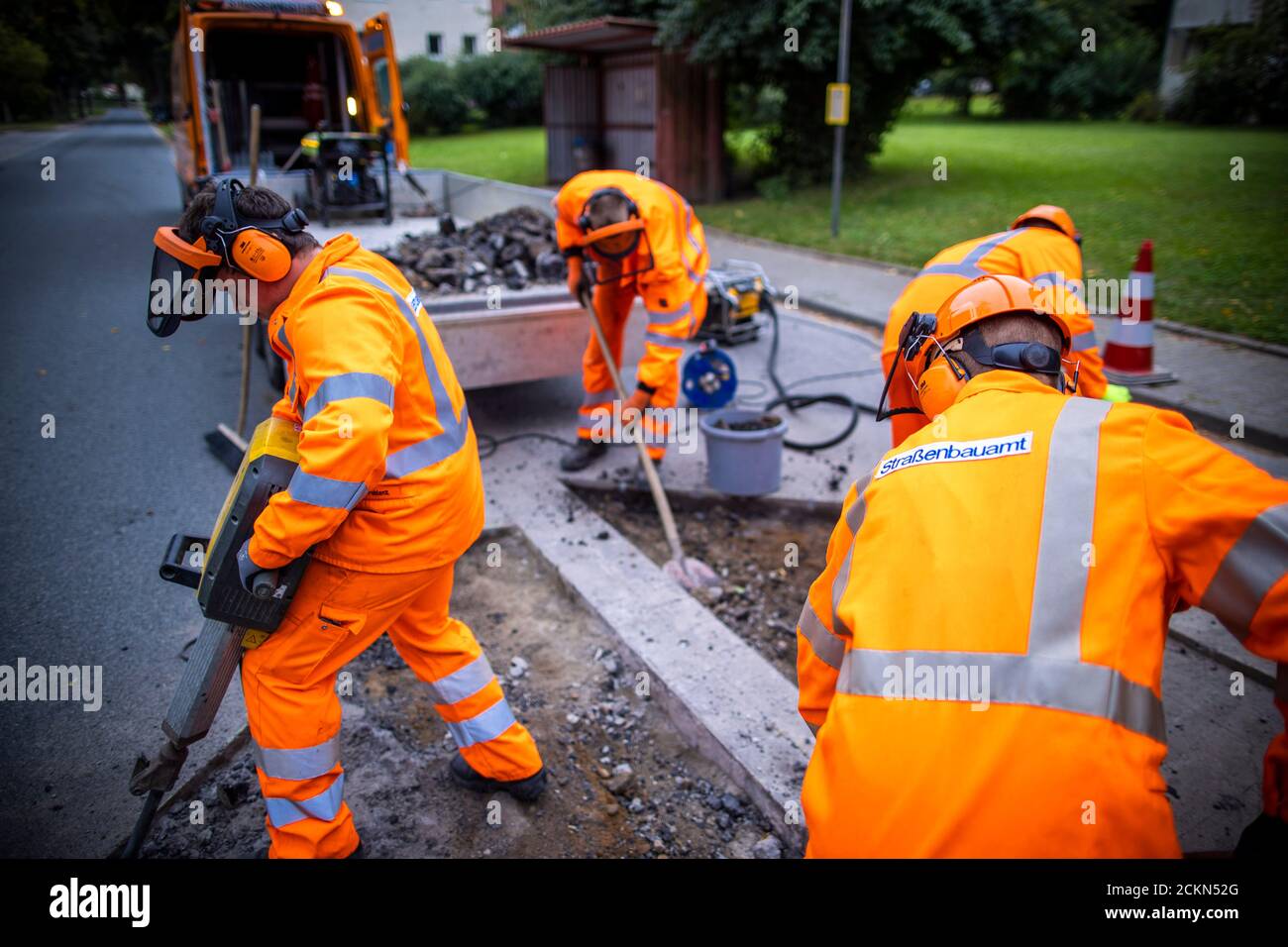 Walkendorf, Germania. 09 settembre 2020. I tirocinanti nel loro secondo anno di formazione rompono la vecchia superficie stradale ad una fermata dell'autobus e preparano il rinnovo della strada. Il futuro personale addetto alla manutenzione stradale del Meclemburgo-Pomerania occidentale viene addestrato presso il deposito di manutenzione stradale di Teterow. Il reparto di manutenzione stradale è responsabile di circa 200 chilometri di strade statali e federali. Credit: Jens Büttner/dpa-Zentralbild/ZB/dpa/Alamy Live News Foto Stock