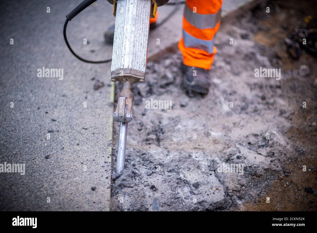 Walkendorf, Germania. 09 settembre 2020. I tirocinanti nel loro secondo anno di formazione rompono la vecchia superficie stradale ad una fermata dell'autobus e preparano il rinnovo della strada. Il futuro personale addetto alla manutenzione stradale del Meclemburgo-Pomerania occidentale viene addestrato presso il deposito di manutenzione stradale di Teterow. Il reparto di manutenzione stradale è responsabile di circa 200 chilometri di strade statali e federali. Credit: Jens Büttner/dpa-Zentralbild/ZB/dpa/Alamy Live News Foto Stock