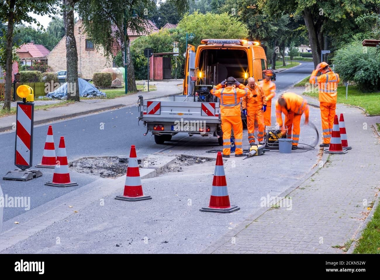 Walkendorf, Germania. 09 settembre 2020. I tirocinanti nel loro secondo anno di formazione rompono la vecchia superficie stradale ad una fermata dell'autobus e preparano il rinnovo della strada. Il futuro personale addetto alla manutenzione stradale del Meclemburgo-Pomerania occidentale viene addestrato presso il deposito di manutenzione stradale di Teterow. Il reparto di manutenzione stradale è responsabile di circa 200 chilometri di strade statali e federali. Credit: Jens Büttner/dpa-Zentralbild/ZB/dpa/Alamy Live News Foto Stock