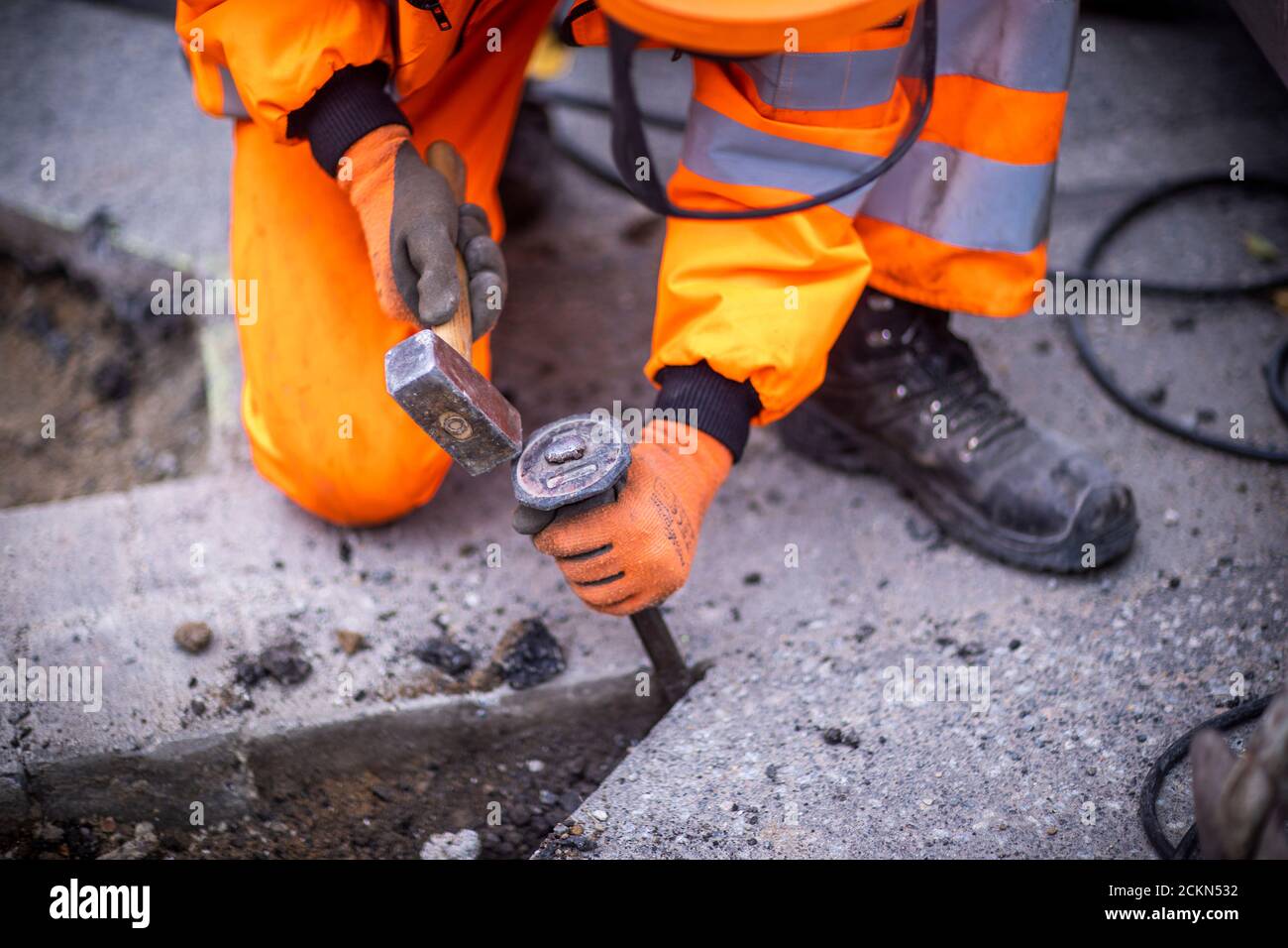 Walkendorf, Germania. 09 settembre 2020. I tirocinanti nel loro secondo anno di formazione rompono la vecchia superficie stradale ad una fermata dell'autobus e preparano il rinnovo della strada. Il futuro personale addetto alla manutenzione stradale del Meclemburgo-Pomerania occidentale viene addestrato presso il deposito di manutenzione stradale di Teterow. Il reparto di manutenzione stradale è responsabile di circa 200 chilometri di strade statali e federali. Credit: Jens Büttner/dpa-Zentralbild/ZB/dpa/Alamy Live News Foto Stock
