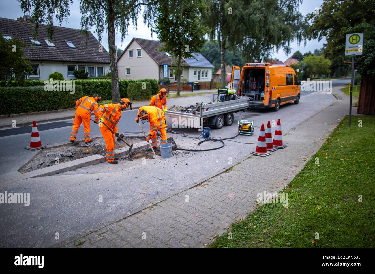 Walkendorf, Germania. 09 settembre 2020. I tirocinanti nel loro secondo anno di formazione rompono la vecchia superficie stradale ad una fermata dell'autobus e preparano il rinnovo della strada. Il futuro personale addetto alla manutenzione stradale del Meclemburgo-Pomerania occidentale viene addestrato presso il deposito di manutenzione stradale di Teterow. Il reparto di manutenzione stradale è responsabile di circa 200 chilometri di strade statali e federali. Credit: Jens Büttner/dpa-Zentralbild/ZB/dpa/Alamy Live News Foto Stock