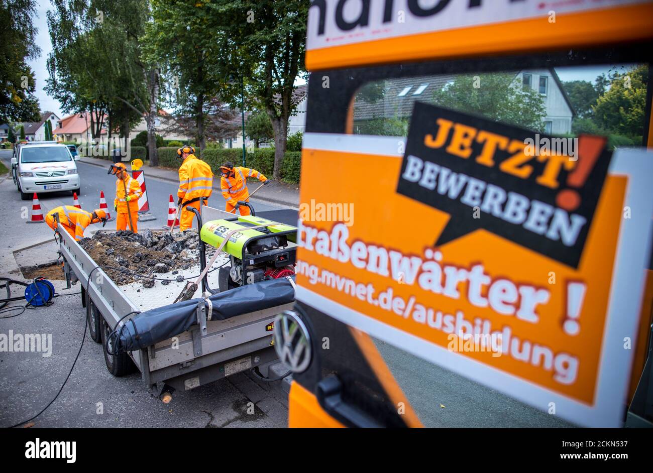 Walkendorf, Germania. 09 settembre 2020. I tirocinanti nel loro secondo anno di formazione rompono la vecchia superficie stradale ad una fermata dell'autobus e preparano il rinnovo della strada. Il futuro personale addetto alla manutenzione stradale del Meclemburgo-Pomerania occidentale viene addestrato presso il deposito di manutenzione stradale di Teterow. Il reparto di manutenzione stradale è responsabile di circa 200 chilometri di strade statali e federali. Credit: Jens Büttner/dpa-Zentralbild/ZB/dpa/Alamy Live News Foto Stock