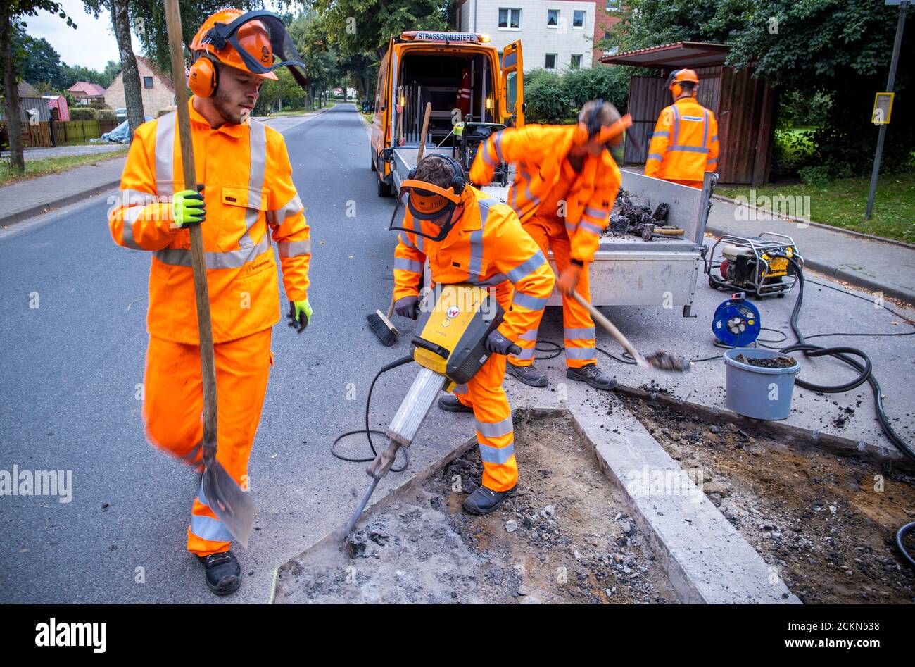 Walkendorf, Germania. 09 settembre 2020. I tirocinanti nel loro secondo anno di formazione rompono la vecchia superficie stradale ad una fermata dell'autobus e preparano il rinnovo della strada. Il futuro personale addetto alla manutenzione stradale del Meclemburgo-Pomerania occidentale viene addestrato presso il deposito di manutenzione stradale di Teterow. Il reparto di manutenzione stradale è responsabile di circa 200 chilometri di strade statali e federali. Credit: Jens Büttner/dpa-Zentralbild/ZB/dpa/Alamy Live News Foto Stock