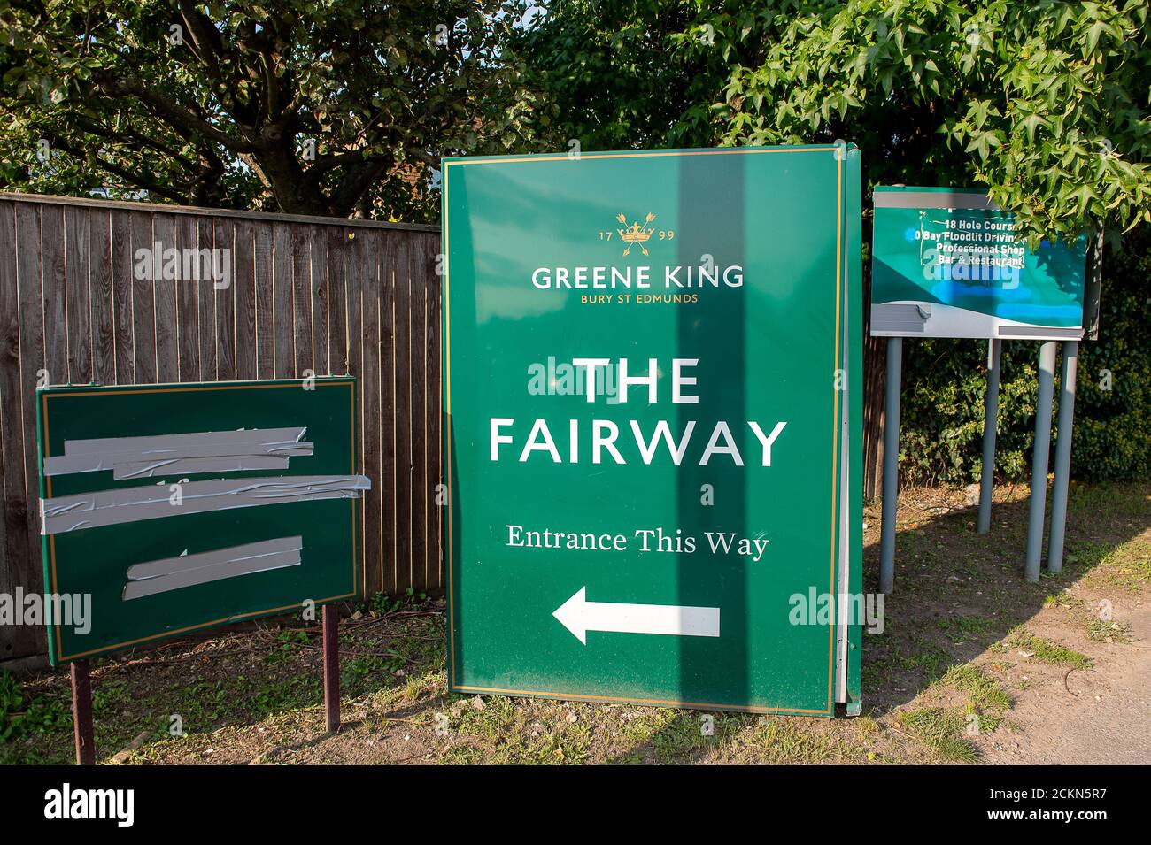 Ruislip, Middlesex, Regno Unito. 11 Settembre 2020. A causa di lavori sul collegamento ferroviario ad alta velocità, HS2, da Londra a Birmingham, HS2 ha rilevato il Ruislip Golf Club e il campo pratica del Ruislip Golf Centre. Essi rimarranno chiusi almeno fino al 2023/2024 mentre HS2 effettuerà lavori di costruzione. Il Club è ora recintato con recinzioni ad alta sicurezza e monitoraggio TVCC 24 ore. HS2 sarà rimuovere la vegetazione e gli alberi sul campo da golf. Il vicino pub Greene King, il Fairway, rimane chiuso. Credito: Maureen McLean/Alamy Foto Stock