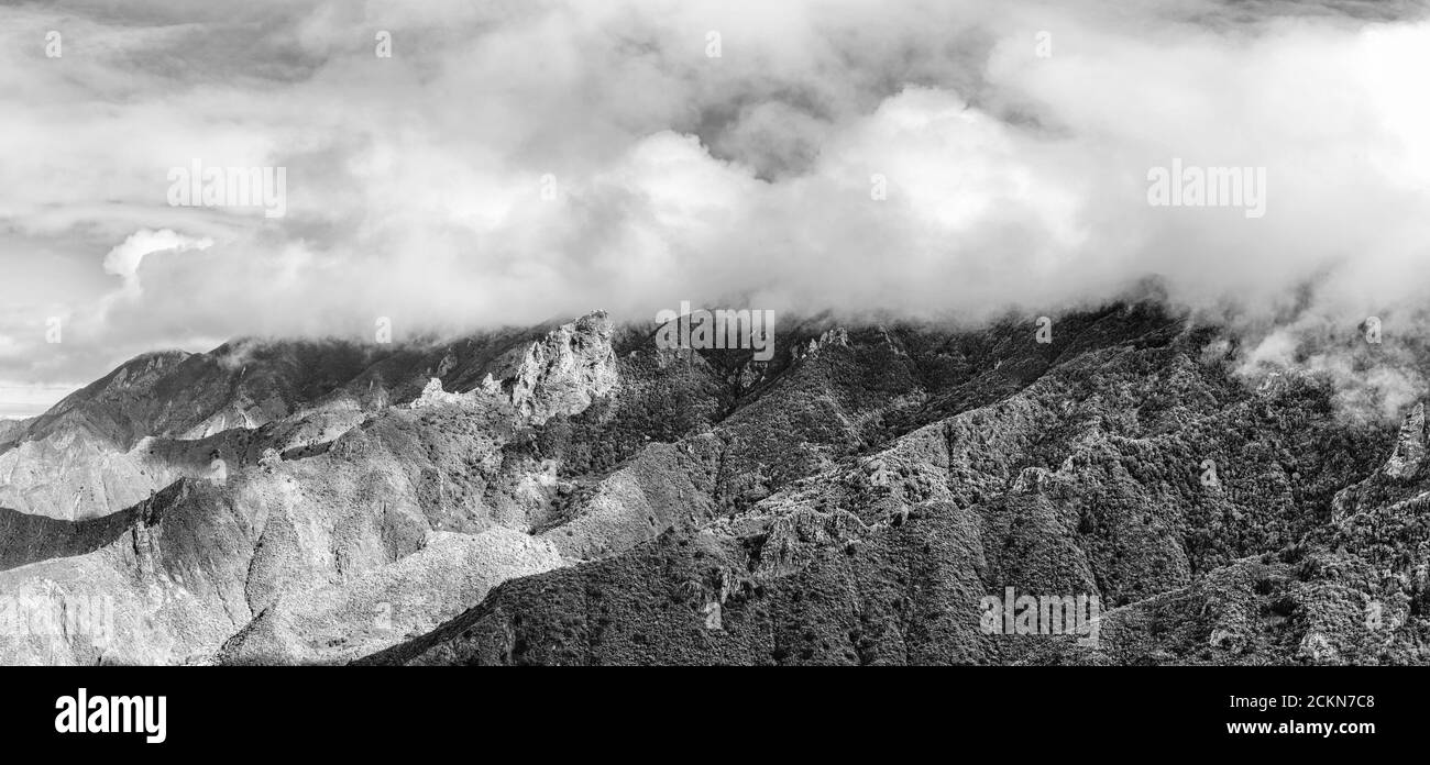 Paesaggio di montagne nebbie al mattino, Isole canarie, tenerife, spagna Foto Stock