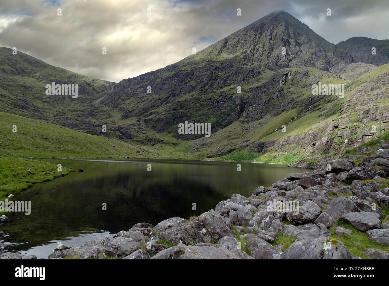 Bellissimo lago di montagna situato nella valle in fondo ad un'alta montagna. Foto Stock