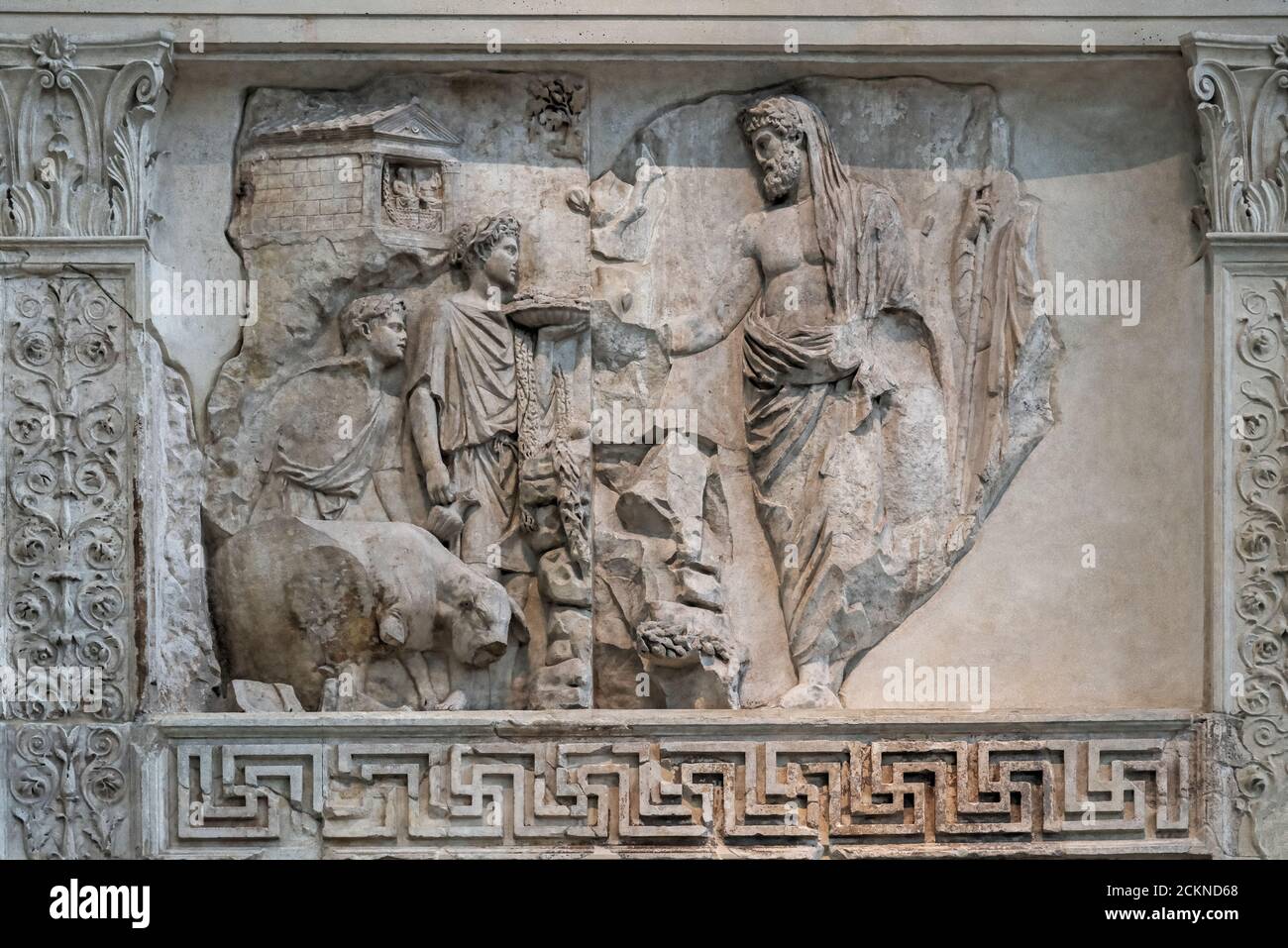 Rilievo che mostra un sacrificio eseguito da Enea, Ara Pacis altare della Pace augustea, Museo di Ara Pacis, Roma, Lazio, Italia Foto Stock