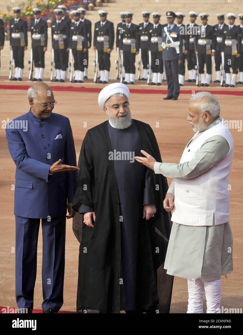 Il presidente indiano RAM Nath Kovind e il primo ministro Narendra modi Benvenuti il presidente iraniano Hassan Rouhani durante la sua cerimonia di accoglienza a. Il Pres Foto Stock