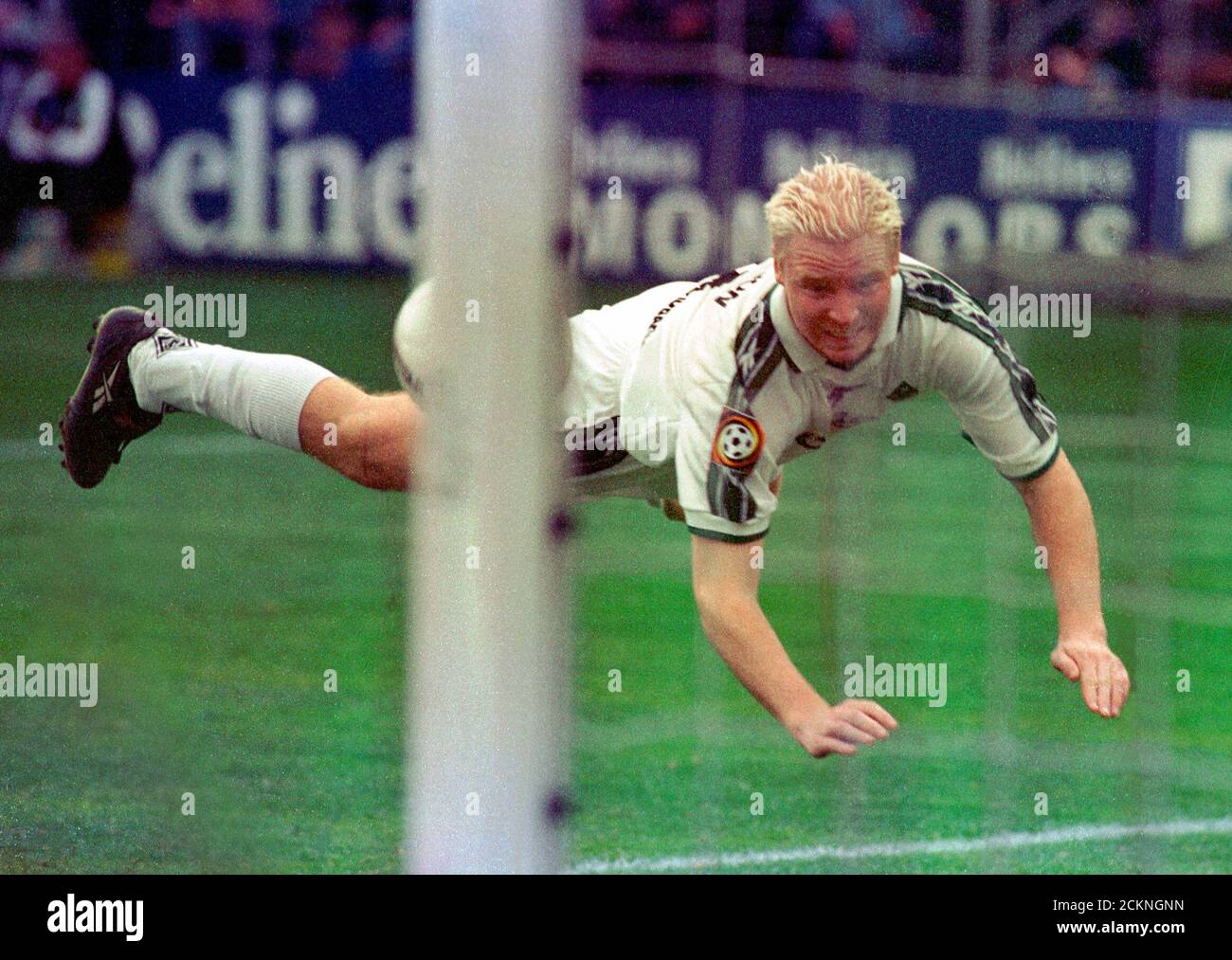 Boekelbergstadion Moenchengladbach Germania 24.4.1999, Calcio: Borussia Moenchengladbach (BMG, bianco) vs VfL Wolfsburg 5:2 - Joergen PETTERSSON (BMG) Foto Stock