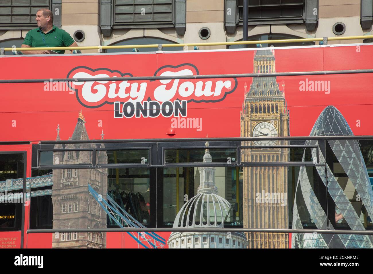 Londra, Regno Unito. 10 settembre 2020. Top of a London Tour Bus visto con una guida turistica e posti a sedere vuoti durante il coronavirus ( Covid-19 ) pandemia durante una bella giornata di fine estate nel mese di settembre. Credit: Joekuis / Alamy News Foto Stock
