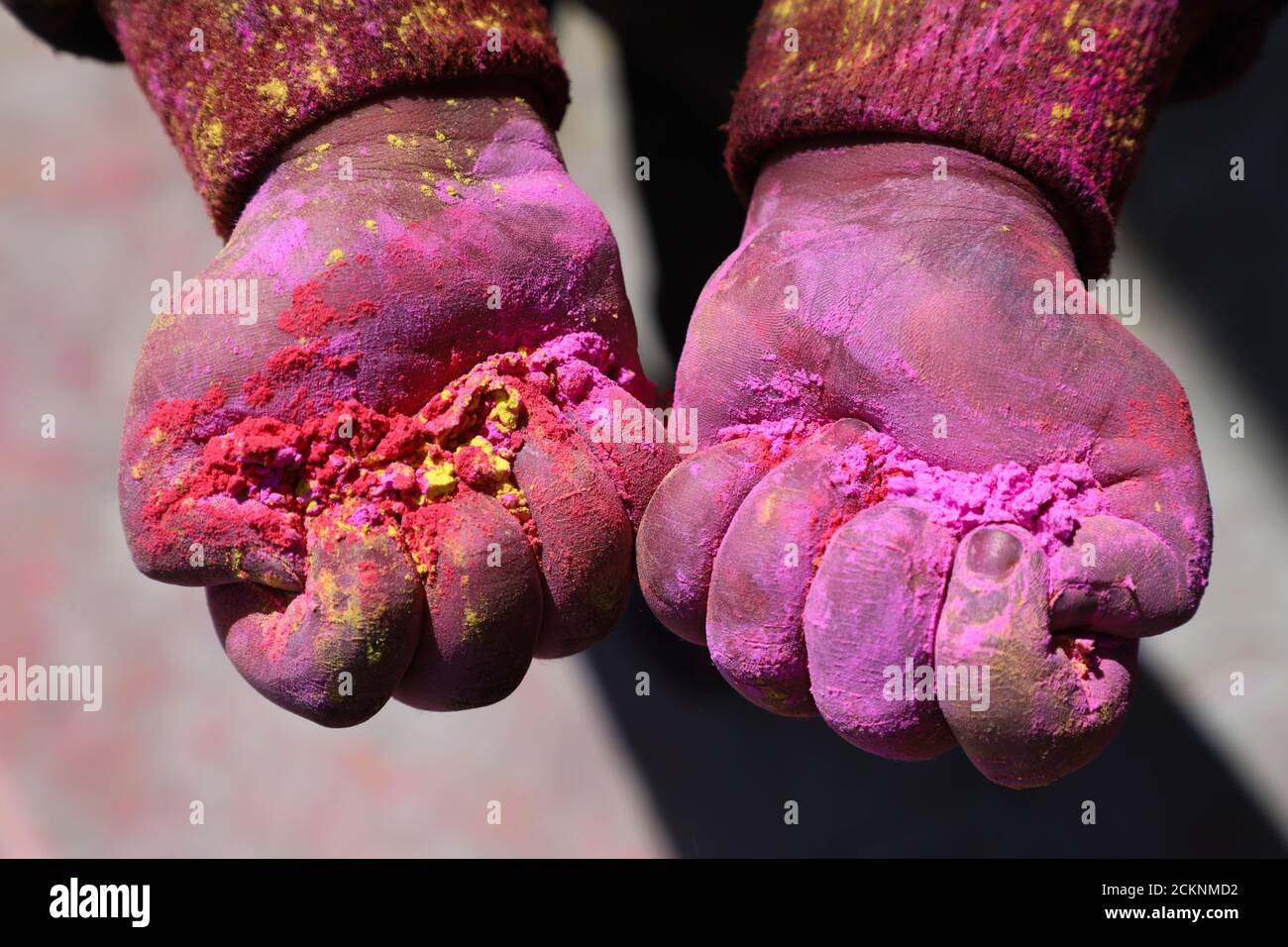 I bambini sono pieni di colori e mani colorate Foto Stock