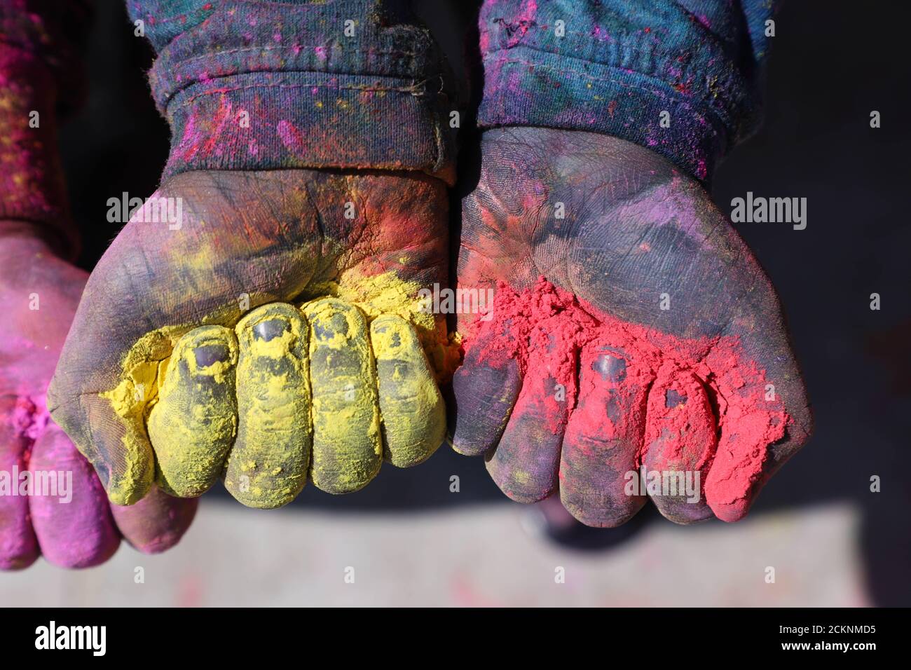 I bambini sono pieni di colori e mani colorate Foto Stock