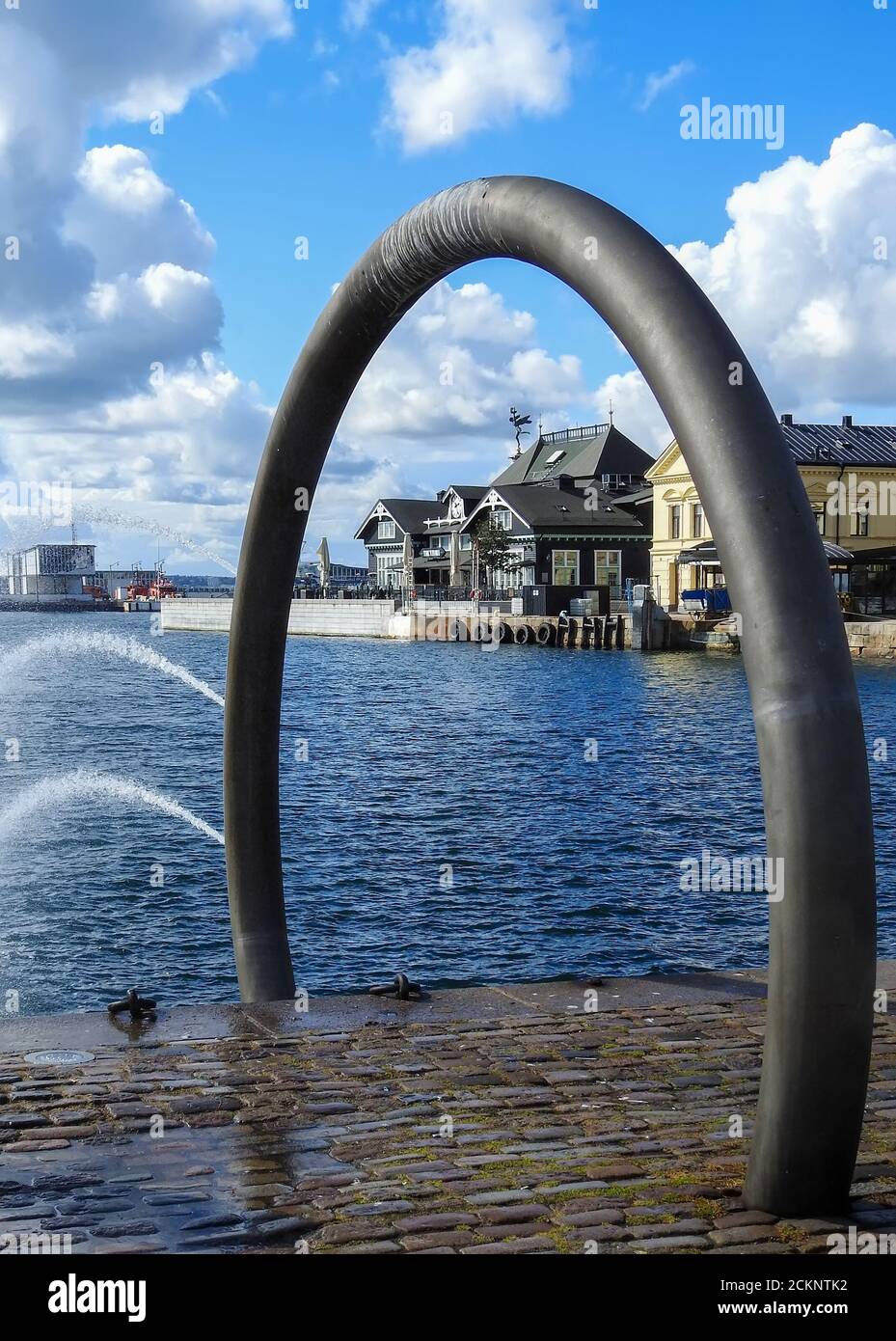 Una vista dell'edificio tivoli in Helsingborg attraverso la fontana ad anello dei porti. Foto Stock