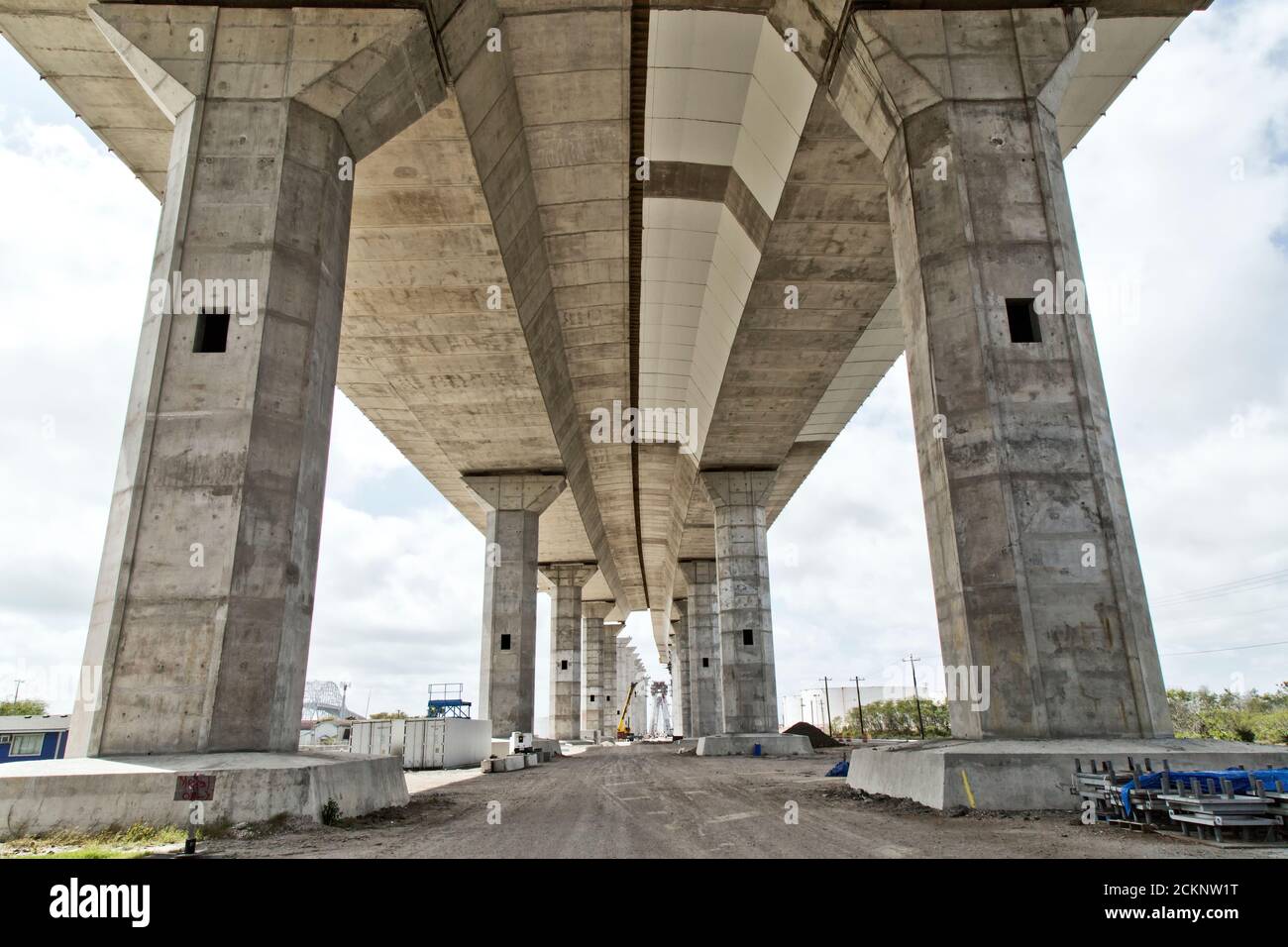 Costruzione del nuovo ponte del porto di Corpus Christi, colonne di supporto angolate e diritte, Corpus Christi, Texas. Foto Stock