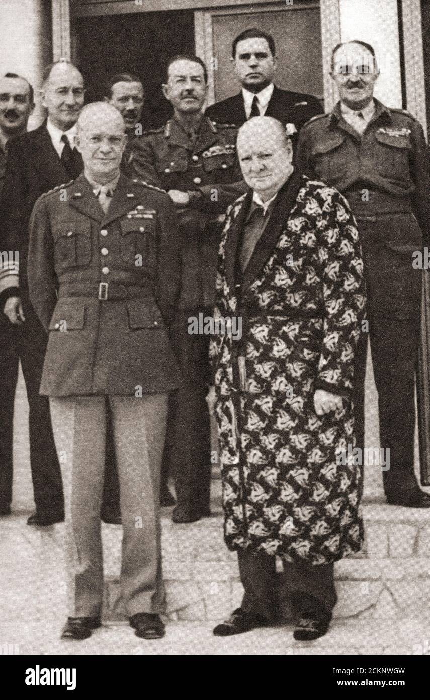 Winston Churchill celebra la sua ripresa dalla pnuemonia, vista con il generale Eisenhower in Nord Africa nel 1943. Sir Winston Leonard Spencer-Churchill, 1874 – 1965. Politico britannico, ufficiale dell'esercito, scrittore e due volte primo ministro del Regno Unito. Foto Stock