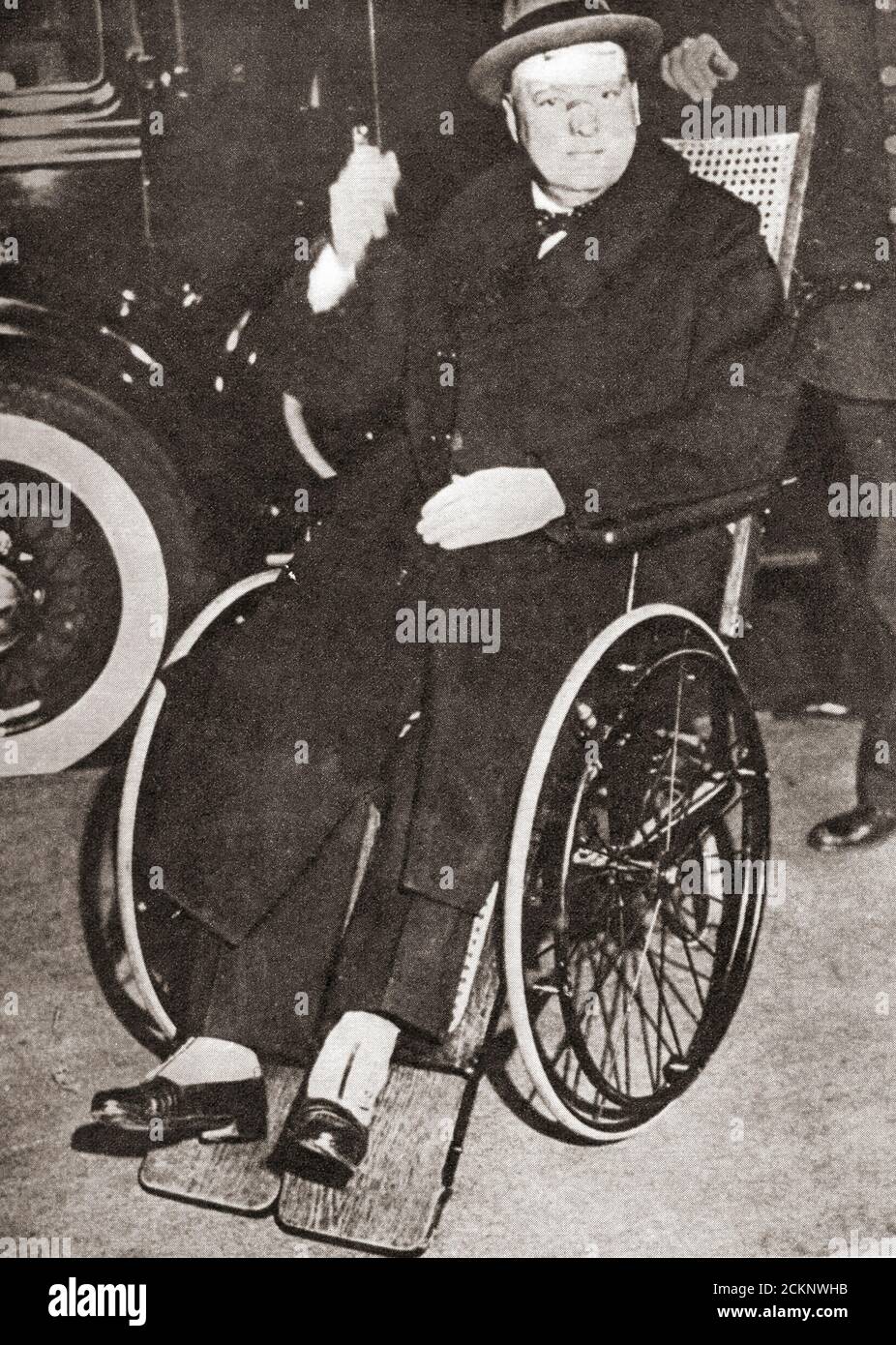 Winston Churchill, visto qui lasciare Lennox Hill Hospital, New York, America nel 1931, dopo essersi ripreso da essere stato abbattuto da un taxi. Sir Winston Leonard Spencer-Churchill, 1874 – 1965. Politico britannico, ufficiale dell'esercito, scrittore e due volte primo ministro del Regno Unito. Foto Stock