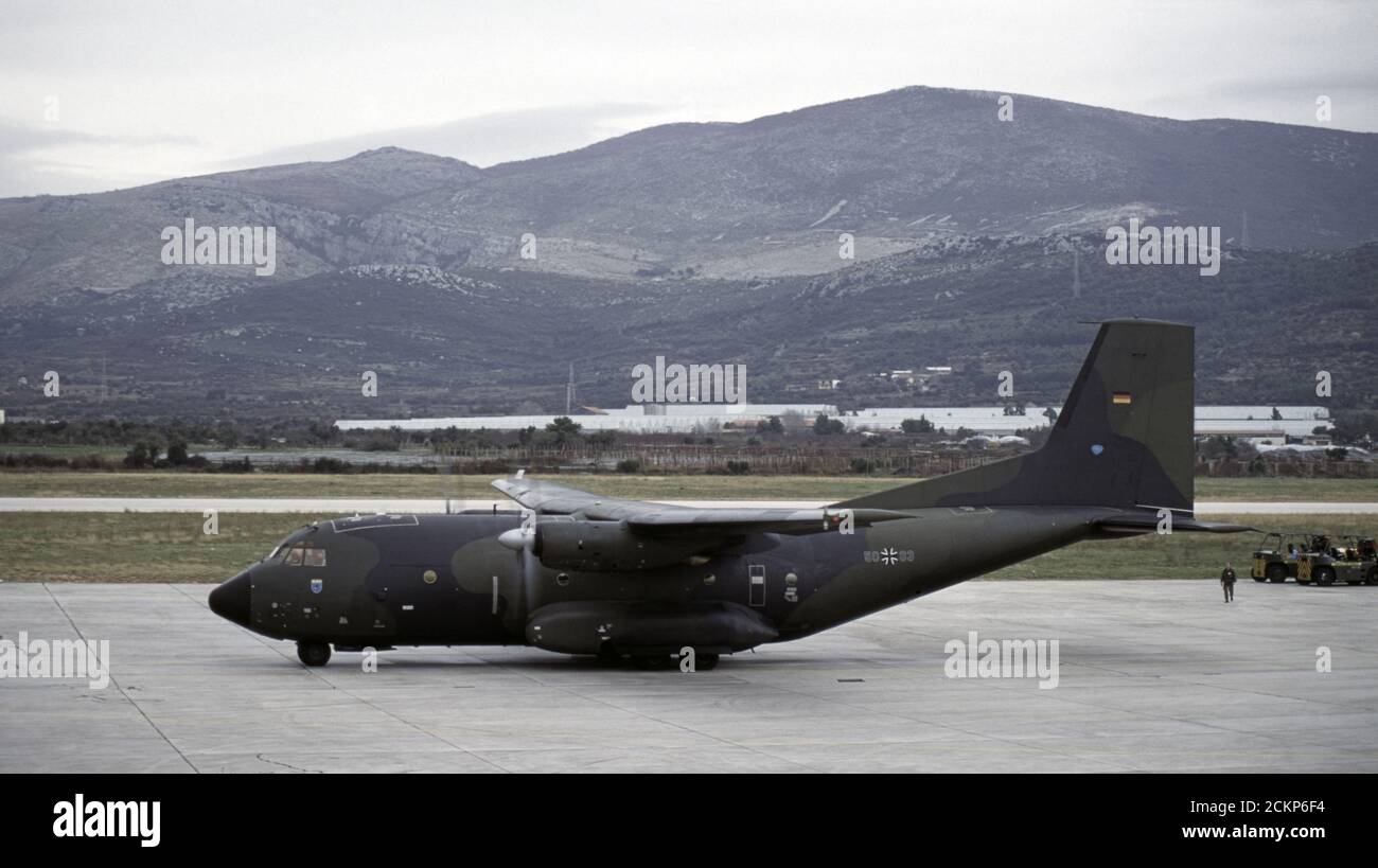 8 dicembre 1995 durante la guerra in Bosnia: Un aereo tedesco di trasporto militare Transall C-160 (5083) all'aeroporto di Spalato in Croazia. Foto Stock