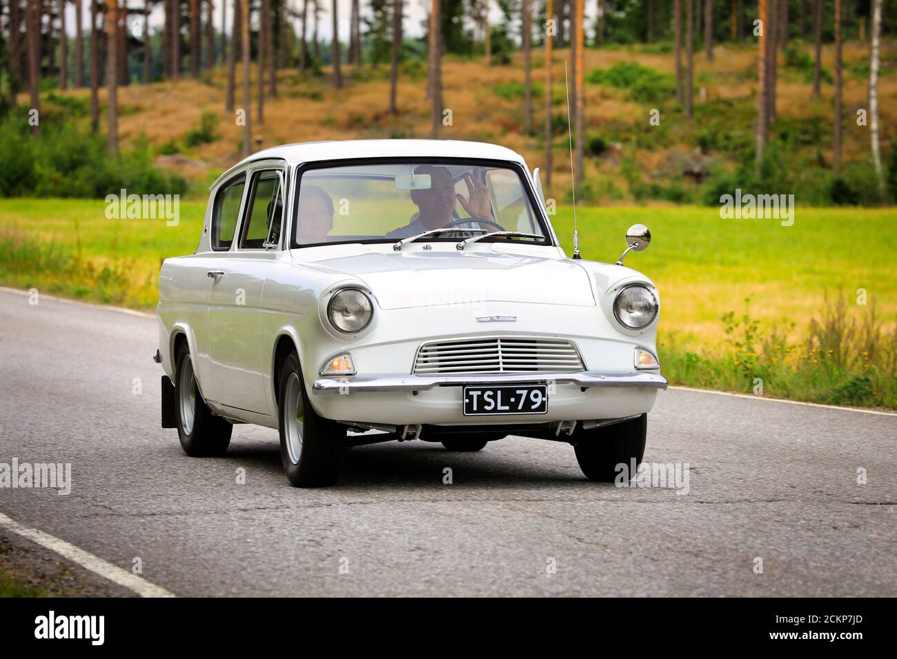 White Ford Anglia 106e anno 1964 su auto vintage rally. Anglia 106e è stata una delle auto più popolari in Finlandia a metà degli anni '60. Salo, Finlandia. 15 agosto 2020 Foto Stock