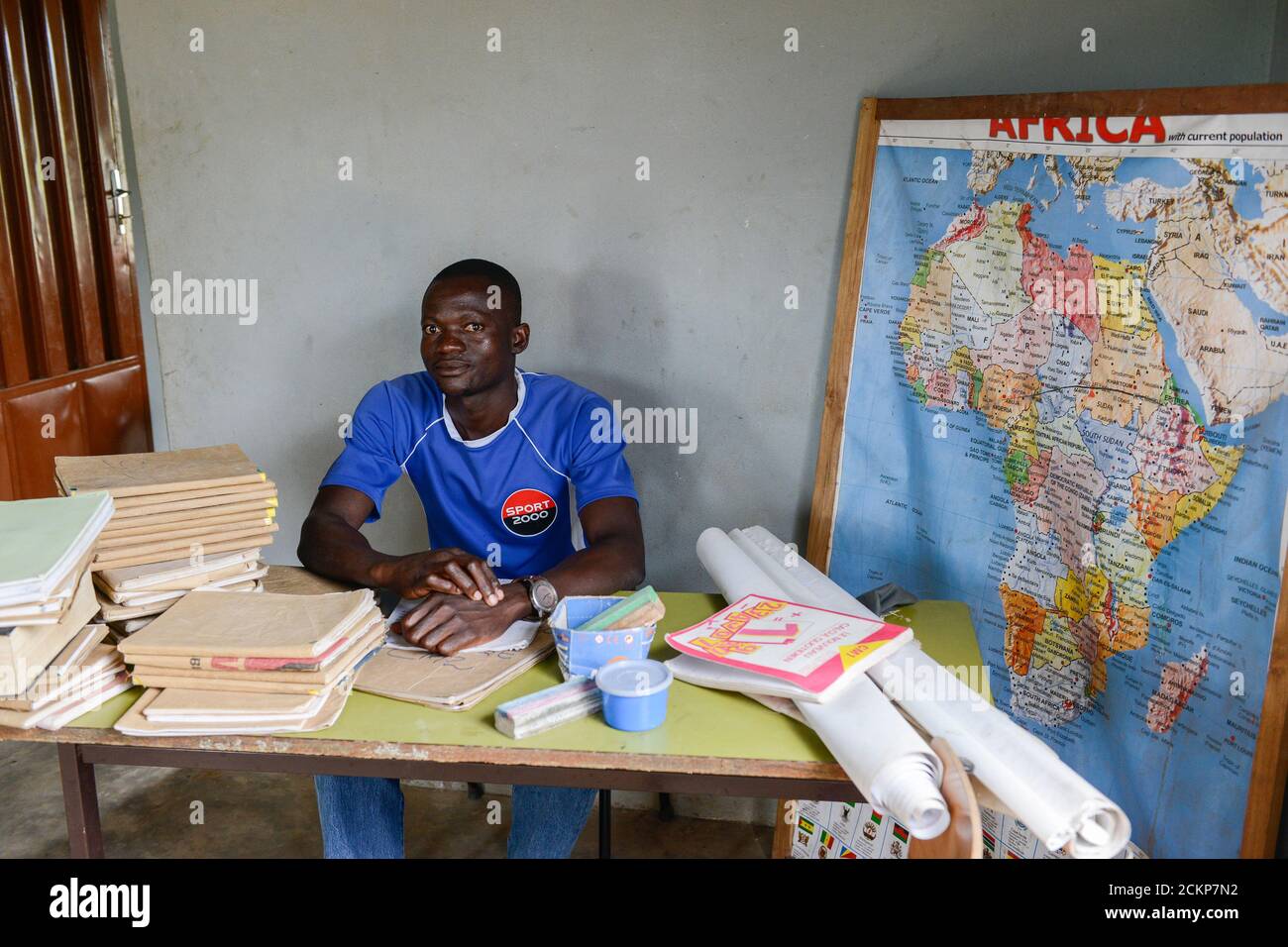 TOGO, Tohoun, insegnante di scuola con cartina dell'africa Foto Stock