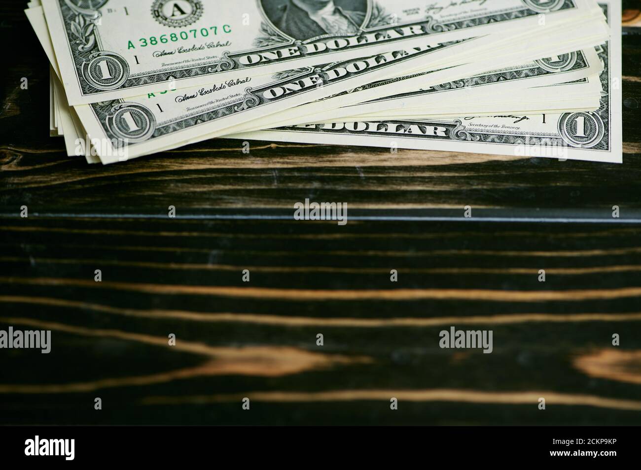 stack di un dollaro bollette su uno sfondo di legno con spazio di copia Foto Stock