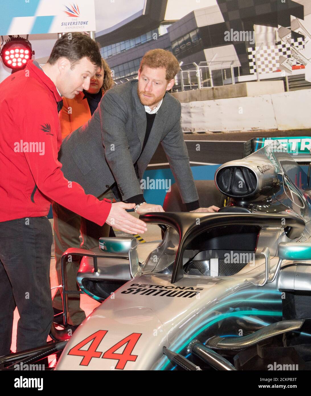 Il principe britannico Harry studia "l'Halo" su Lewis Hamiltons Mercedes durante una visita al Silverstone University Technical College di Silverstone, Gran Bretagna, 7 marzo 2018. REUTERS/Arthur Edwards/Pool Foto Stock