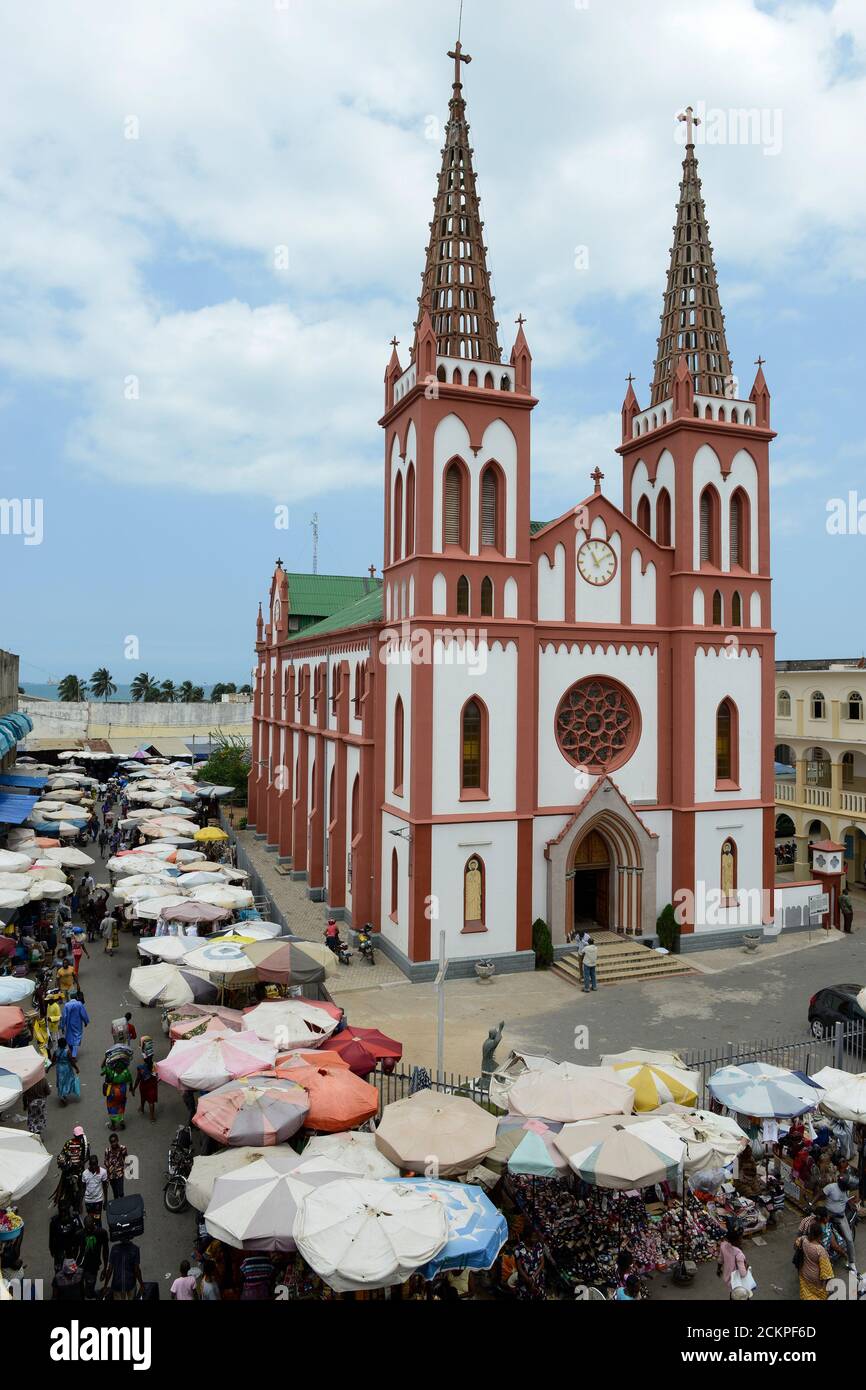 TOGO, Lome, mercato e cuore cattolico Cattedrale di Jesu dall'epoca coloniale tedesca, costruita nel 1902 dai Missionari Steyler / katholische Herz Jesu Kathedrale, gebaut 1901-02 waehrend der deutschen Kolonialzeit von den Steyler Missionaren Foto Stock
