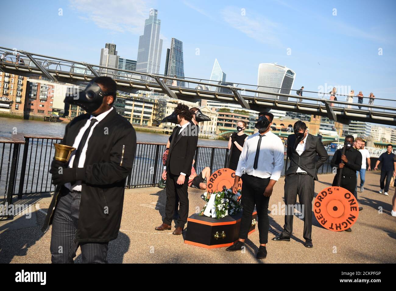 Una 'processione funeraria per la musica' durante l'anteprima stampa di One Night Records, il primo evento di musica dal vivo socialmente distanziato del Regno Unito al London Bridge, a Londra. Foto Stock