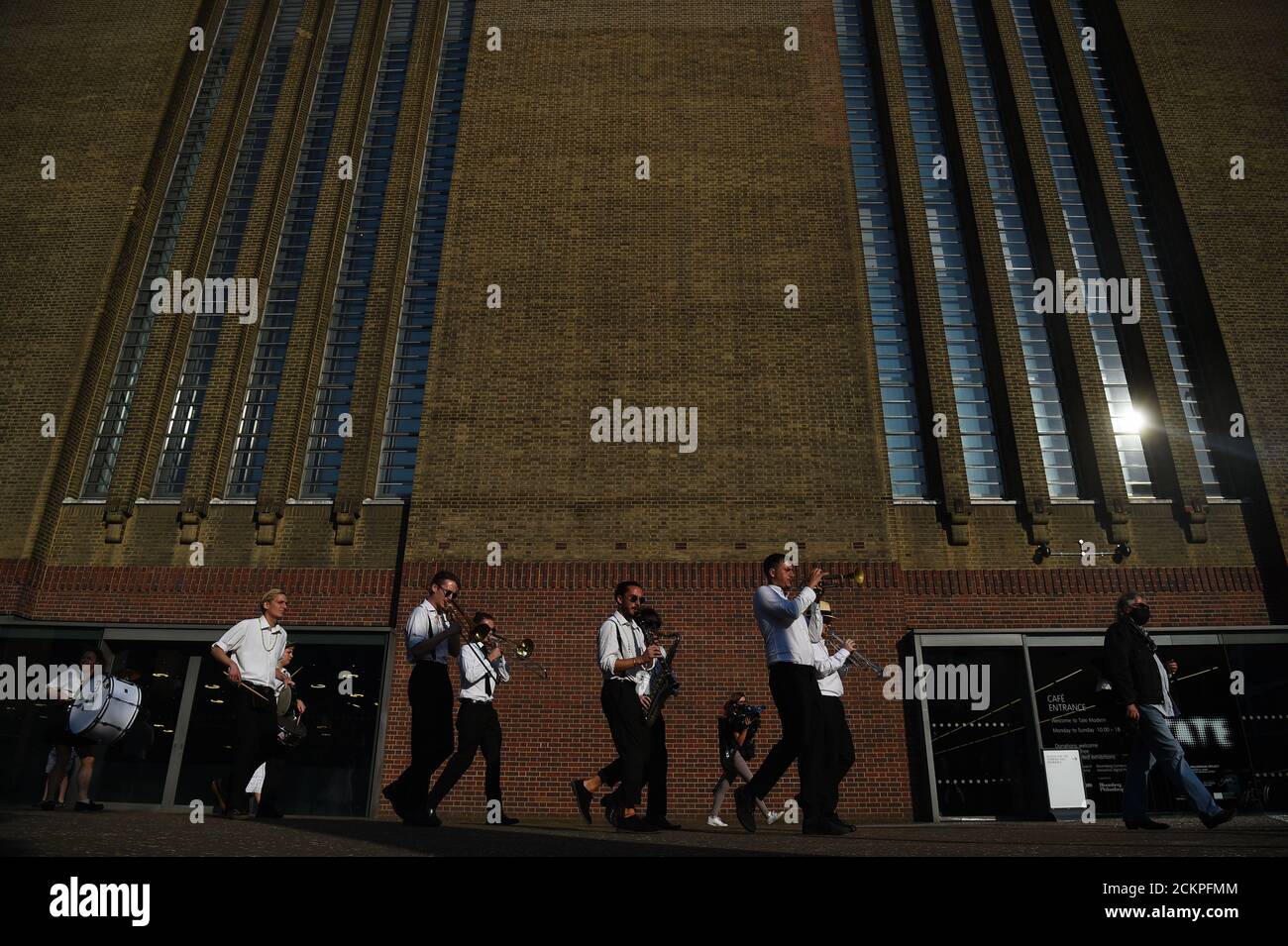 Una 'processione funeraria per la musica' che passa da Tate Modern durante l'anteprima stampa di One Night Records, il primo evento di musica dal vivo socialmente distanziato al London Bridge, a Londra. Foto Stock