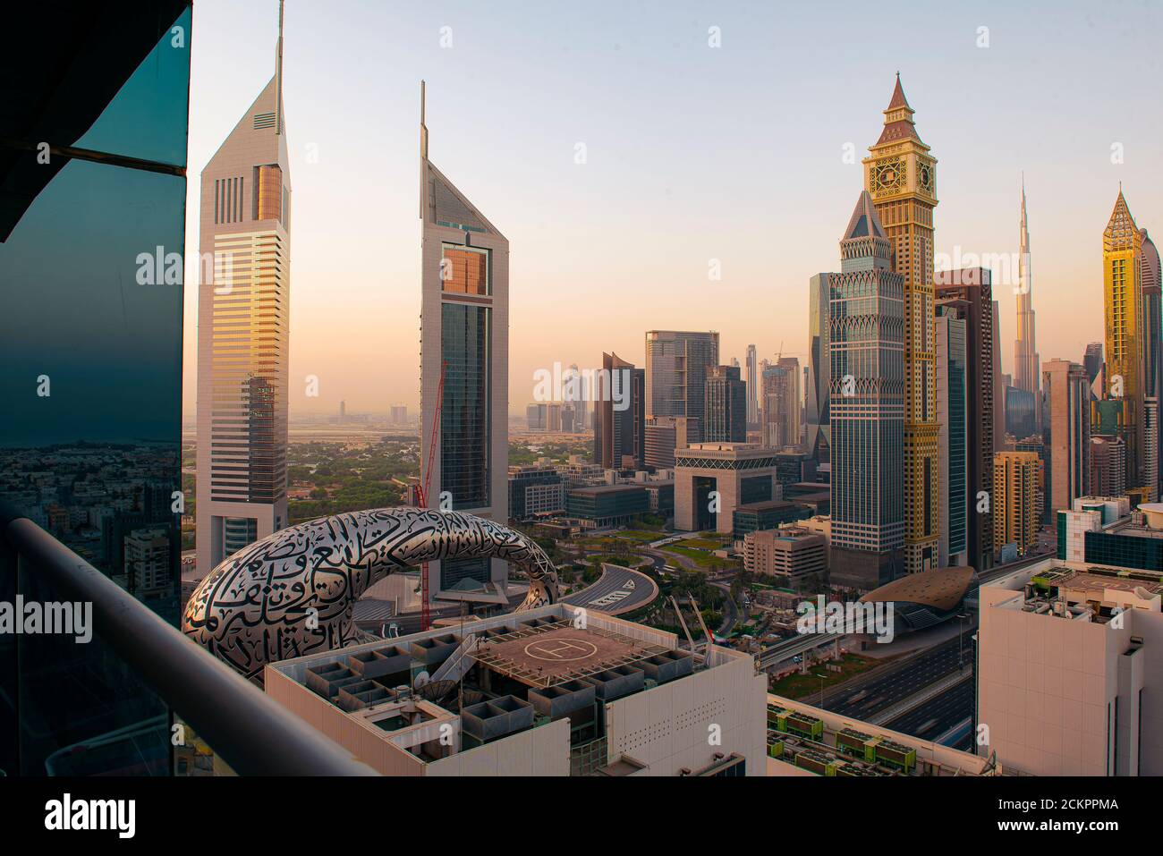 Vista mattutina dello skyline di Dubai dal tetto Foto Stock