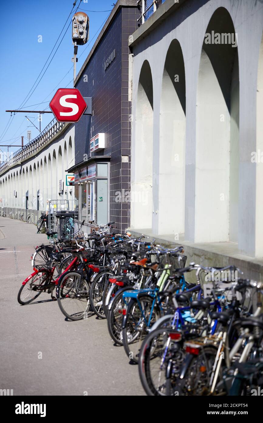 Biciclette parcheggiate fuori dalla stazione ferroviaria S di Nordhavn, Copenhagen, Danimarca Foto Stock