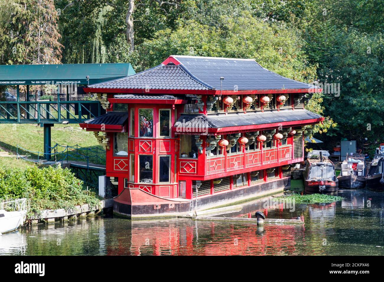 Il Feng Shang Princess, un ristorante cinese galleggiante costruito a mano nel 1980 nel Bacino Cumberland del Regent's Canal vicino al Regent's Park, Londra, Regno Unito Foto Stock