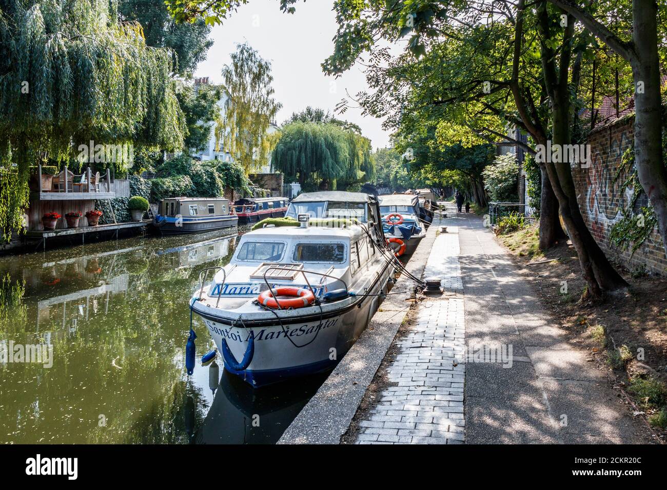 Barche ormeggiate nella zona di Primrose Hill del Regent's Canal, Londra, Regno Unito Foto Stock