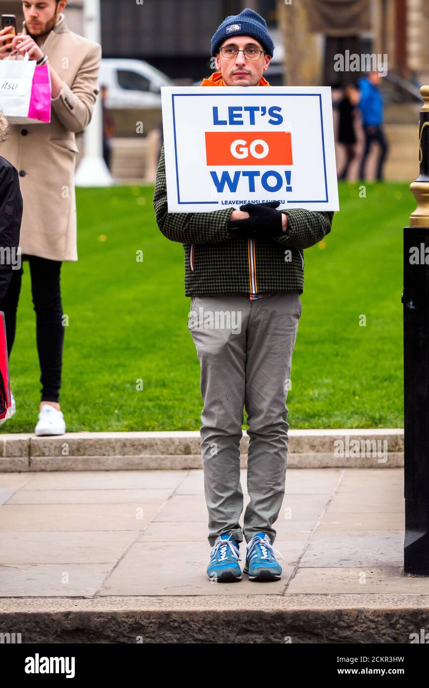 Londra 15 Gennaio 2019 - uscire e restare sostenitori si raccolgono al di fuori del Parlamento prima della cruciale votazione Brexit - Londra, Inghilterra Foto Stock