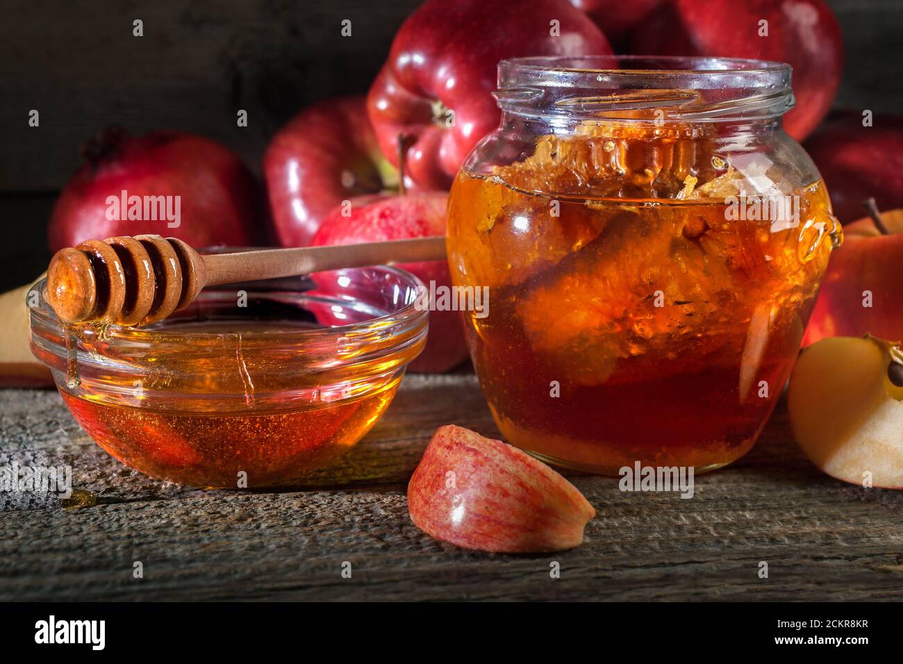 Vacanza ebraica Rosh Hashanah. Mele e miele sulla tavola rustica in legno. Composizione in stile vintage su sfondo rustico in legno. Foto Stock