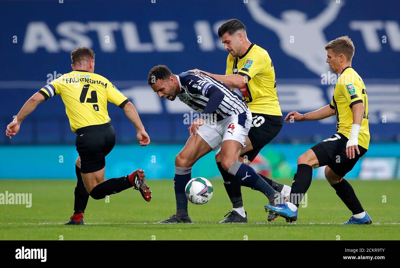 West Bromwich Albion's Hal Robson-Kanu (centro sinistro) combatte con la sala Connor di Harrogate Town (centro destro) durante la seconda partita della Carabao Cup presso gli Hawthorns, West Bromwich. Foto Stock