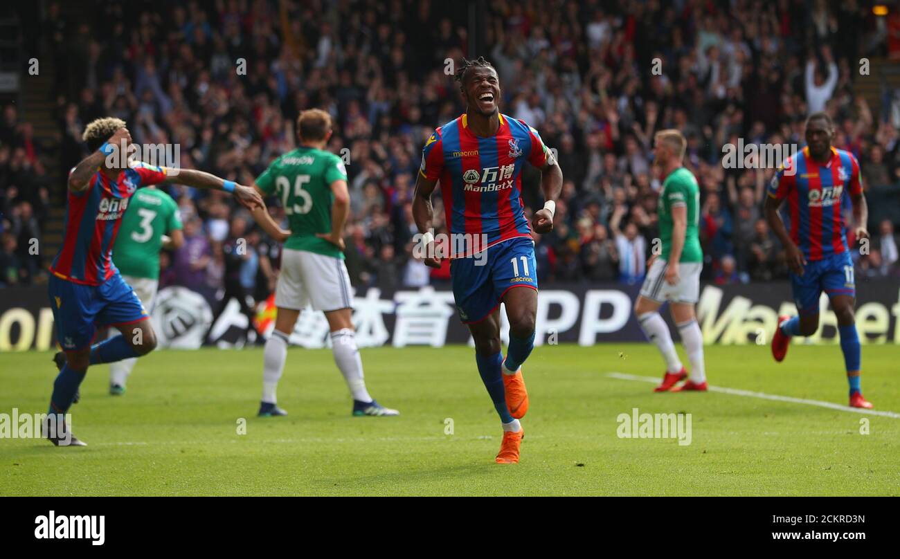 Calcio Calcio - Premier League - Crystal Palace vs West Bromwich Albion - Selhurst Park, Londra, Gran Bretagna - 13 maggio 2018 Wilfried Zaha di Crystal Palace festeggia il suo primo goal REUTERS/Hannah McKay AD USO EDITORIALE SOLO. Nessun utilizzo con audio, video, dati, elenchi di apparecchi, logo di club/campionato o servizi "live" non autorizzati. L'uso in-match online è limitato a 75 immagini, senza emulazione video. Nessun utilizzo nelle scommesse, nei giochi o nelle pubblicazioni di singoli club/campionati/giocatori. Per ulteriori informazioni, contattare il rappresentante commerciale. Foto Stock