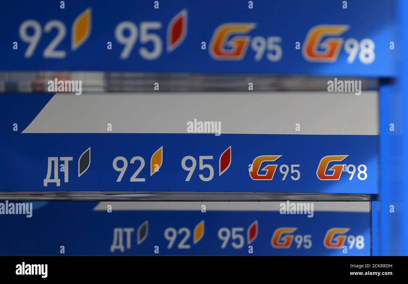 Tavole che illustrano raffinate gradazioni di benzina sono viste presso un  distributore di benzina Gazpromneft a Mosca, Russia, 11 marzo 2016.  REUTERS/Maxim Shemetov Foto stock - Alamy