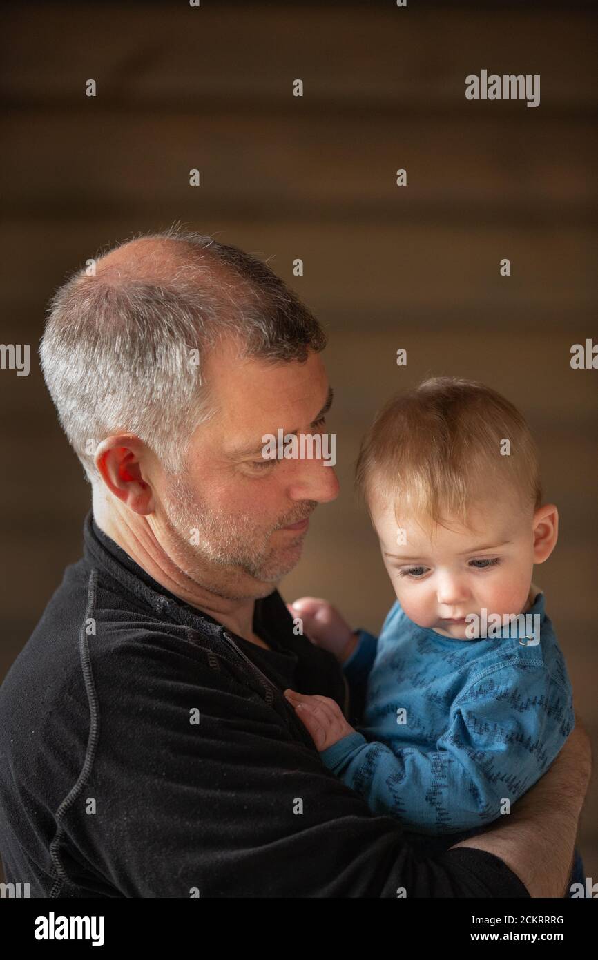 Padre che tiene il figlio del bambino di 7 mesi Foto Stock