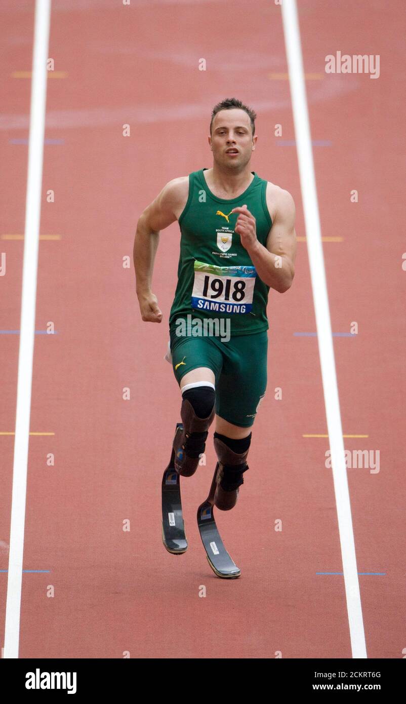 Pechino, Cina 12 settembre 2008: Giorno sei della competizione atletica ai Giochi Paralimpici del 2008 con Oscar Pistorius del Sud Africa in competizione nella semifinale da 200 metri T44 maschile. Conosciuto come il 'Blade Runner' per la sua velocità esplosiva, Pistorius ha chiesto al CIO di competere nelle Olimpiadi regolari come velocista, ma non è riuscito a qualificarsi. ©Bob Daemmrich Foto Stock
