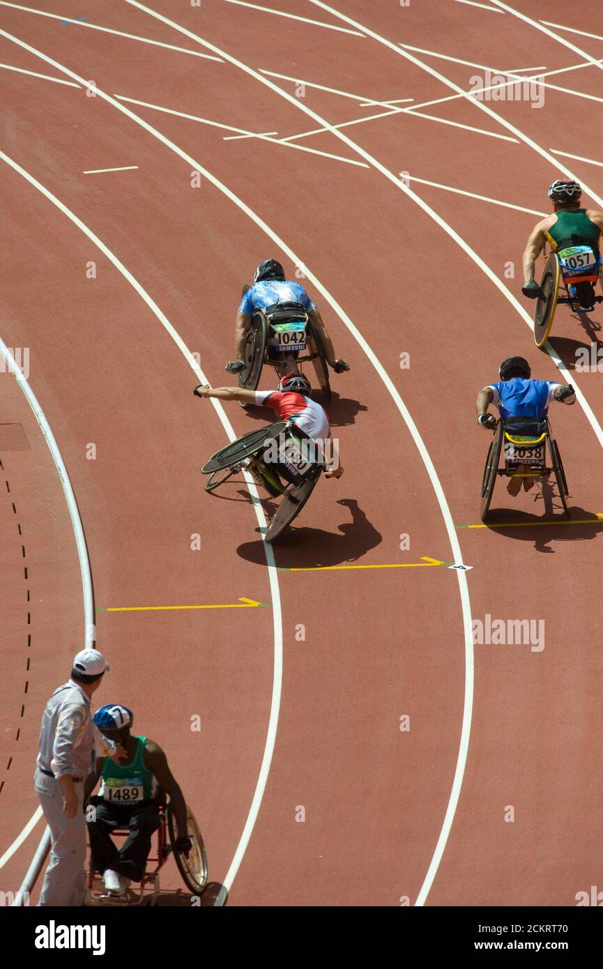 Pechino, Cina 11 settembre 2008: Giorno 5 della competizione ai Giochi Paralimpici di Pechino 2008 che mostrano Kenji Kotan (1680) del Giappone che si schiantano dopo aver corso su un'altra sedia nel giro finale di 800 metri della T54. Non è stato ferito. ©Bob Daemmrich Foto Stock