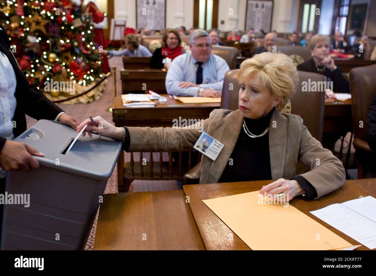 Austin, TX 15 dicembre 2008: L'elettore Brenda Zielke vota come il collegio elettorale si riunisce al Texas Capitol di Austin. 34 elettori repubblicani si sono incontrati per eleggere il biglietto McCain-Palin con un voto unanime. L'evento cerimoniale si svolge secondo la legge elettorale federale il secondo lunedì del mese successivo alle elezioni di novembre. ©Bob Daemmrich Foto Stock