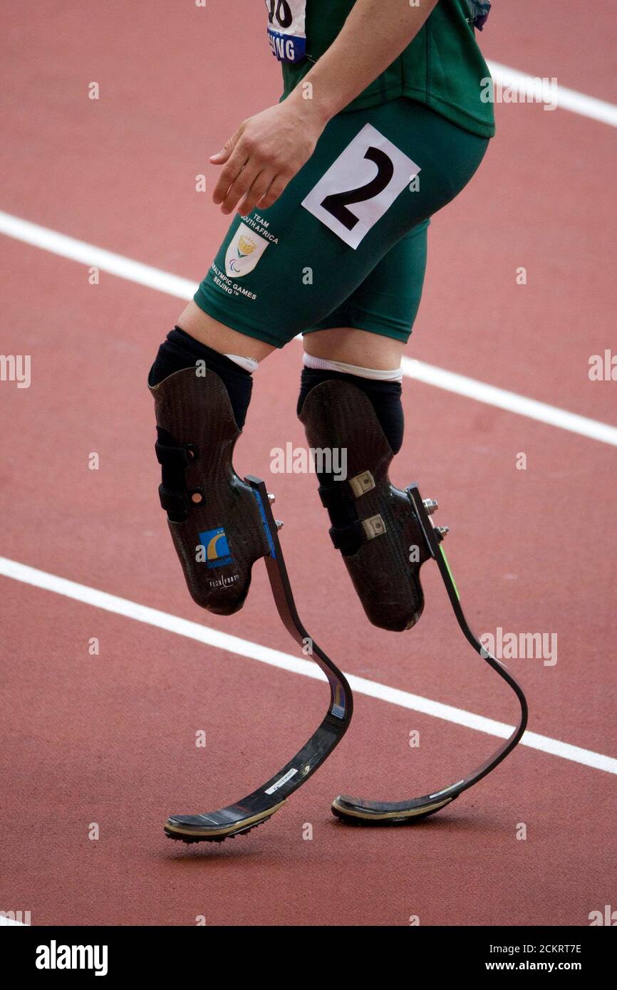 Pechino, Cina 12 settembre 2008: Giorno sei della competizione atletica ai Giochi Paralimpici del 2008 con Oscar Pistorius del Sud Africa in competizione nella semifinale da 200 metri T44 maschile. Conosciuto come il 'Blade Runner' per la sua velocità esplosiva, Pistorius ha chiesto al CIO di competere nelle Olimpiadi regolari come velocista, ma non è riuscito a qualificarsi. ©Bob Daemmrich Foto Stock