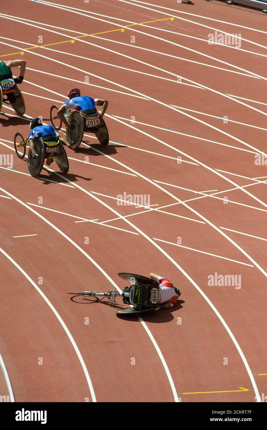 Pechino, Cina 11 settembre 2008: Giorno 5 della competizione ai Giochi Paralimpici di Pechino 2008 che mostrano Kenji Kotan del Giappone sdraiato in pista dopo aver schiantato sul giro finale di 800 metri della T54 maschile. Non è stato ferito. ©Bob Daemmrich Foto Stock