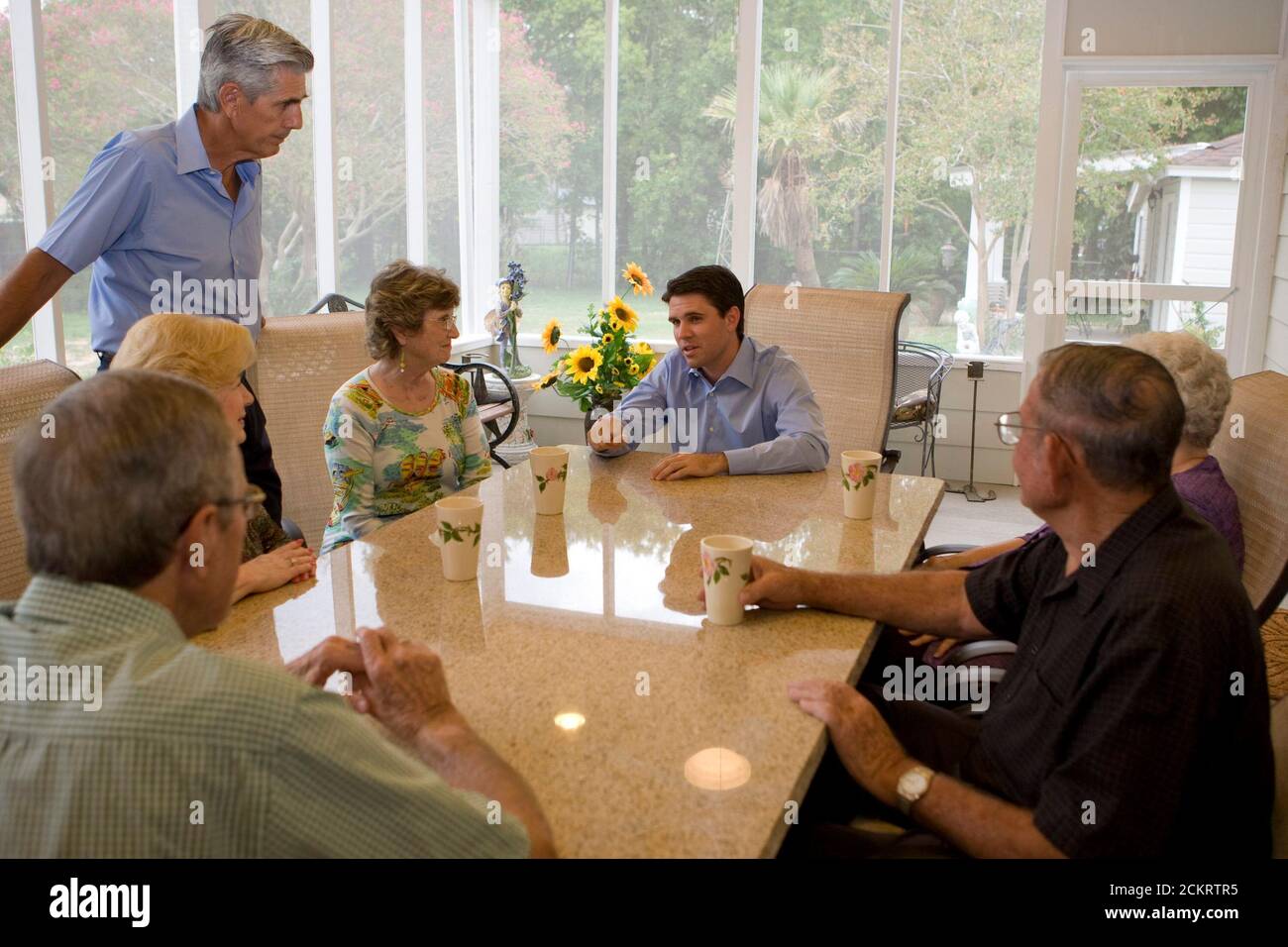 Lockhart, TX 23 ottobre 2008: La Rep. Democratica Patrick Rose (c) incontra gli anziani a Lockhart per discutere la sua campagna di rielezione nella sua contea di Hays e nel distretto della contea di Caldwell. ©Bob Daemmrich Foto Stock