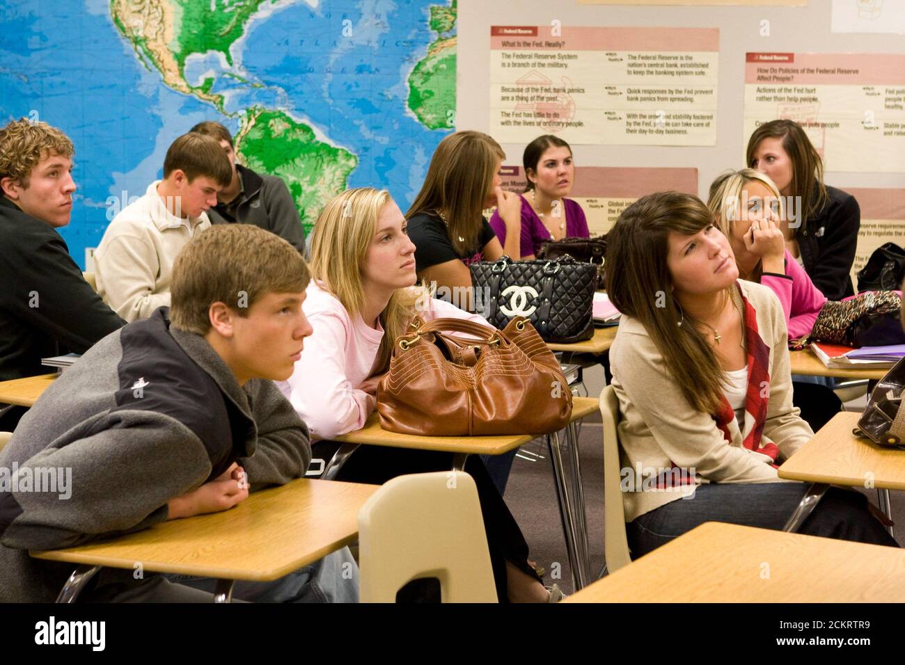 Midland, TX 20 gennaio 2009: Gli studenti di storia e governo della Midland High School guardano l'inaugurazione del presidente Barack Obama in televisione durante la lezione Martedì. Solo per uso editoriale. ©Bob Daemmrich Foto Stock