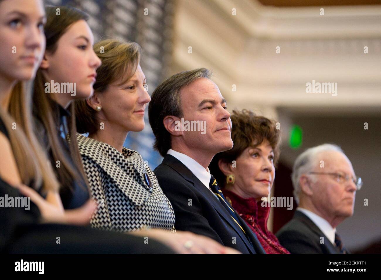 Austin, TX 13 gennaio 2009: Primo giorno della 81esima sessione del Texas Legislature sul pavimento della Casa, come il portavoce della Casa Joe Straus (c) ascolta un discorso con la sua famiglia. ©Bob Daemmrich Foto Stock