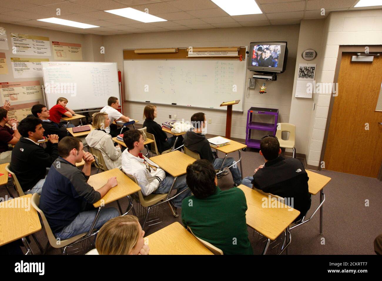 Midland, TX 20 gennaio 2009: Gli studenti di storia e governo della Midland High School guardano l'inaugurazione del presidente Barack Obama in televisione durante la lezione Martedì. Solo per uso editoriale. ©Bob Daemmrich Foto Stock