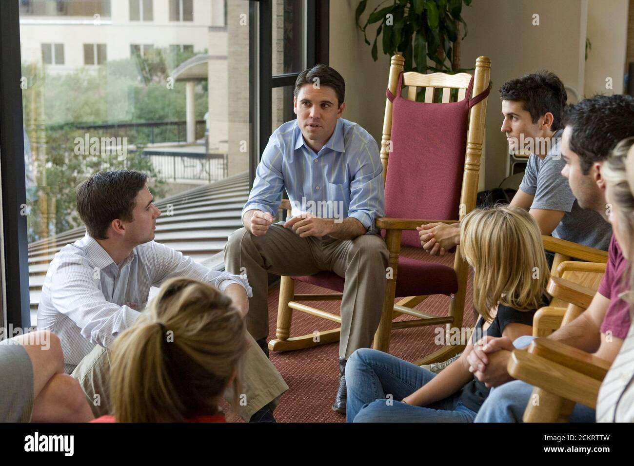 San Marcos, TX 23 ottobre 2008: Incontro della Rep. Democratica Patrick Rose (c) con gli studenti della Texas state University per discutere la sua campagna di rielezione nella sua contea di Hays e nel distretto della contea di Caldwell. ©Bob Daemmrich Foto Stock