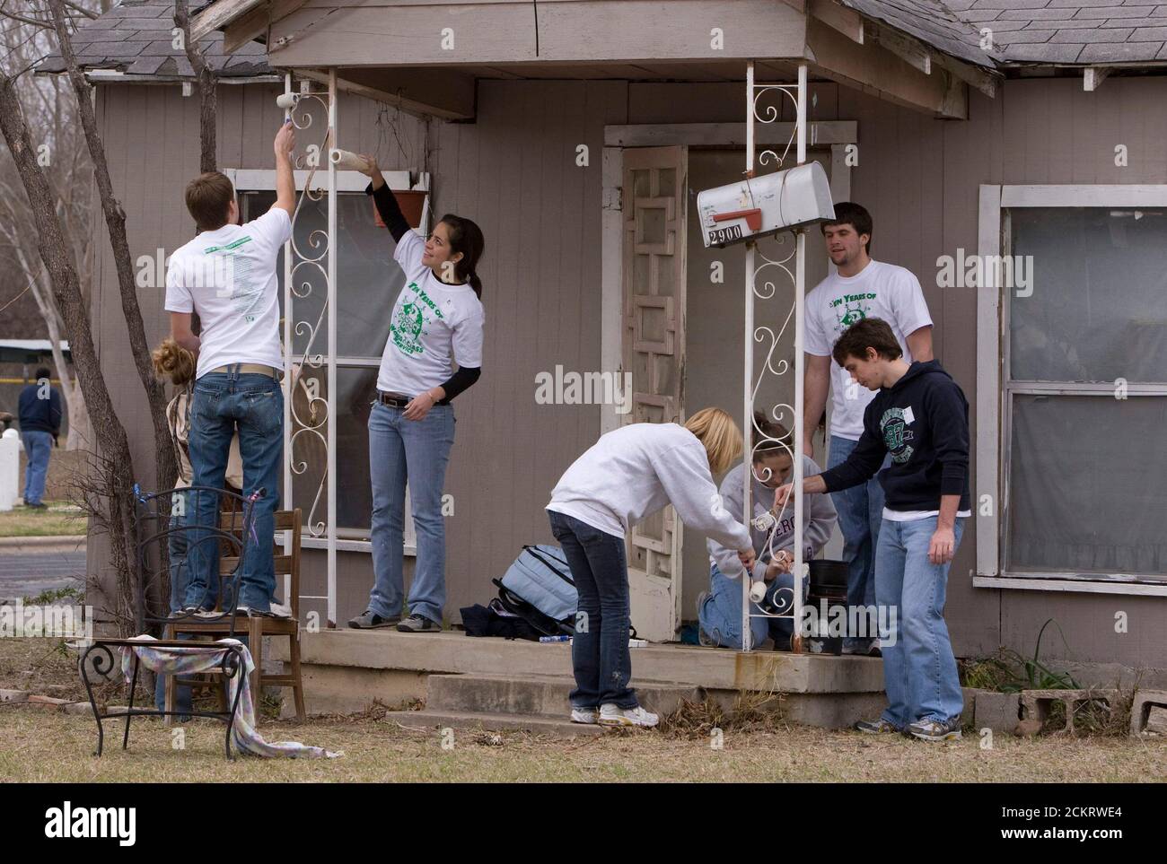 Austin, TX 14 febbraio 2009: University of Texas at Austin Students, including members of the Filippino-American Students Asn., work on sprucing up houses and public areas in East Austin come parte della seconda annuale Clinton Global Initiative University, una conferenza che riunisce gli studenti per intraprendere azioni su sfide globali quali povertà, fame, energia, cambiamento climatico e salute globale. Il programma è modellato sulla base della Clinton Global Initiative Foundation formata dal presidente Bill Clinton. ©Bob Daemmrich Foto Stock