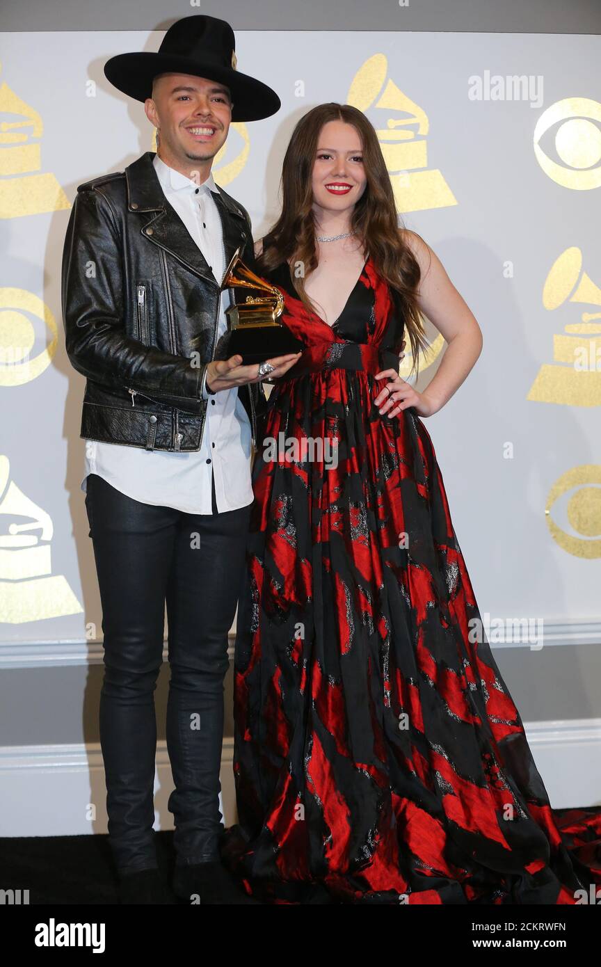 Jesse & Joy si aggiudica il premio per il miglior album latino-pop per 'un Besito Mas' durante la 59a edizione dei Grammy Awards a Los Angeles, California, USA , 12 febbraio 2017. REUTERS/Mike Blake Foto Stock